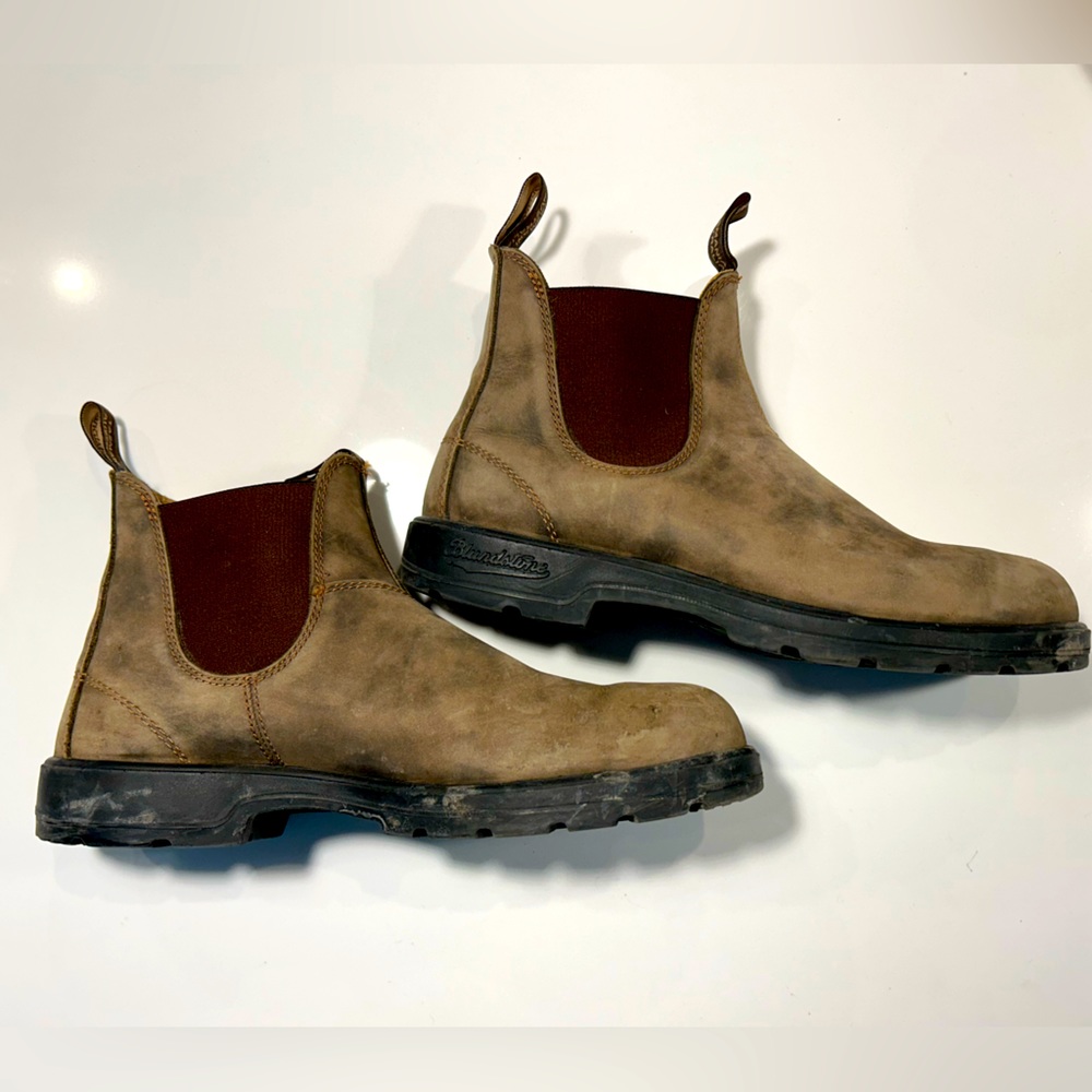 Men’s size 12 Blundstones In Rustic Brown
